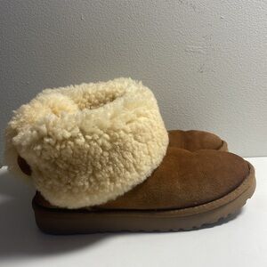 UGG Bailey bow II boot in the color chestnut with diagonal stripes size 7/8